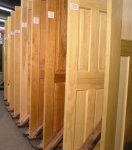 Массивная деревянная дверь – как элемент интерьера